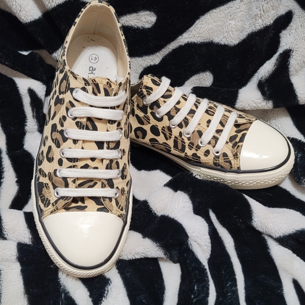 Like New Leopard Converse Style Shoe